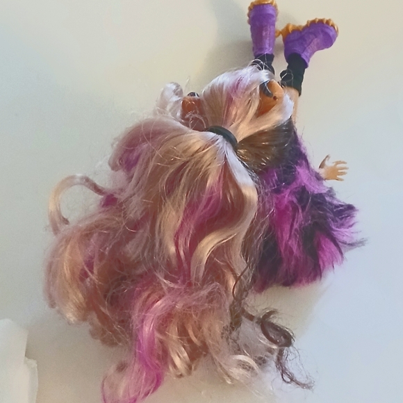 MATTEL MONSTER HIGH CLAWDEEN WOLF DOLL WITH CLOTHES G3 REBOOT 2022 - Picture 3 of 3